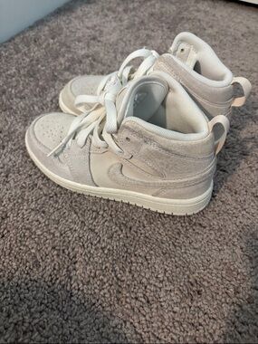 Nike Kids High-Top Sneakers in Light Beige and Off-White